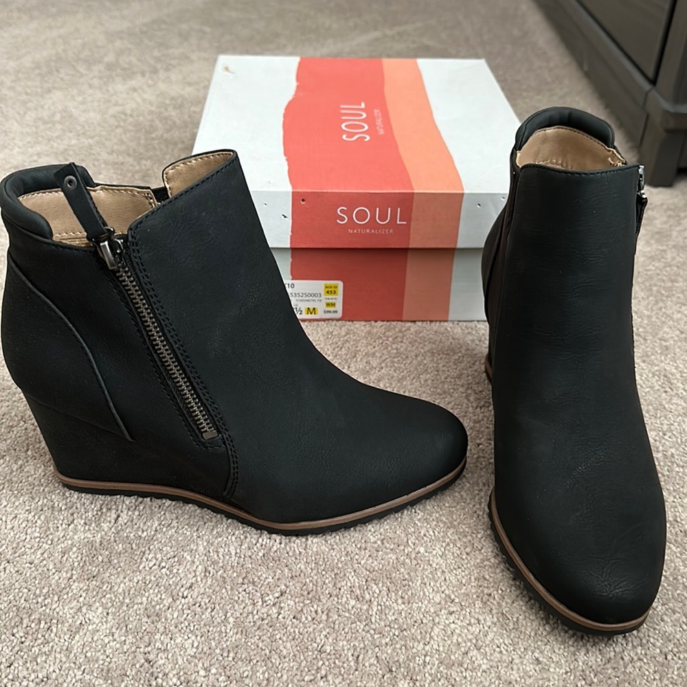 Naturalized wedge boot